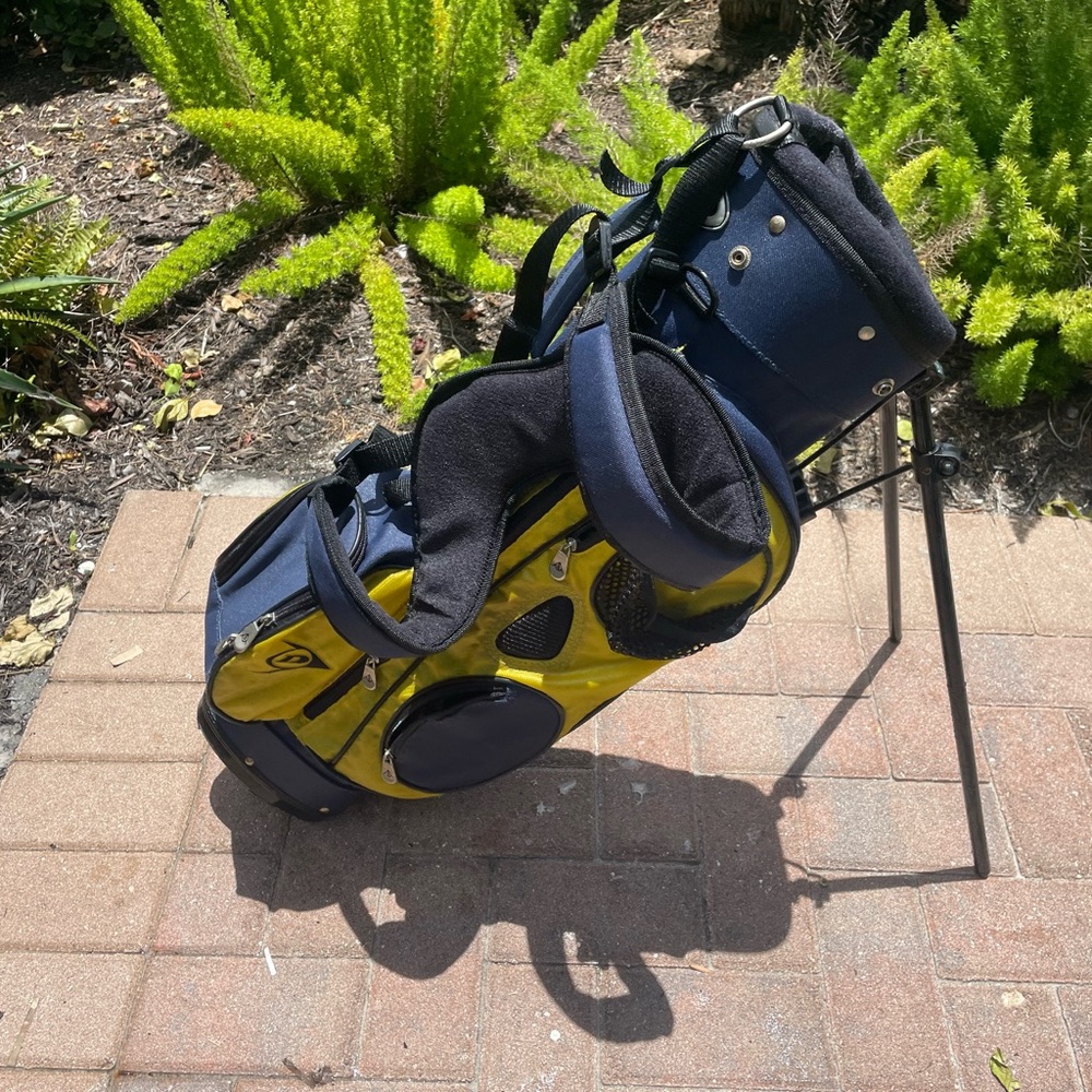 Dunlop kids size golf stand bag with double shoulder strap